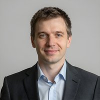 Профессиональный портрет уверенного бизнесмена компании Премиум Чита на нейтральном размытом студийном фоне