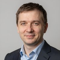 Профессиональный портрет уверенного бизнесмена компании Премиум Чита на нейтральном размытом студийном фоне