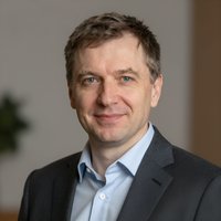 Профессиональный портрет уверенного бизнесмена компании Премиум Чита на нейтральном размытом студийном фоне